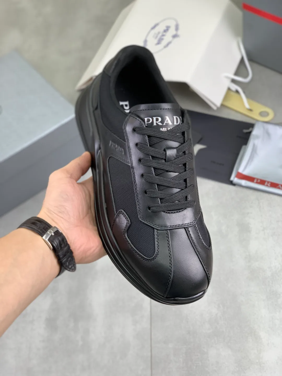 Men's Men's Shoes 💰P600 💰【New Style】 The latest model of high-quality PRADA classic men's shoes has been launched on the official website at a 1:1 replica, synchronized in Hong Kong and on the same catwalk; all made of calfskin➕imported cowhide lining, 🍡🍡original rubber outsole, non-slip and wear-resistant; comfortable on the feet, attractive style, fine workmanship, and simple and neat shoe lasts, highlighting a man's courage and toughness, 👍size 38 to 44 (45 can be customized) black White color🉑️choose